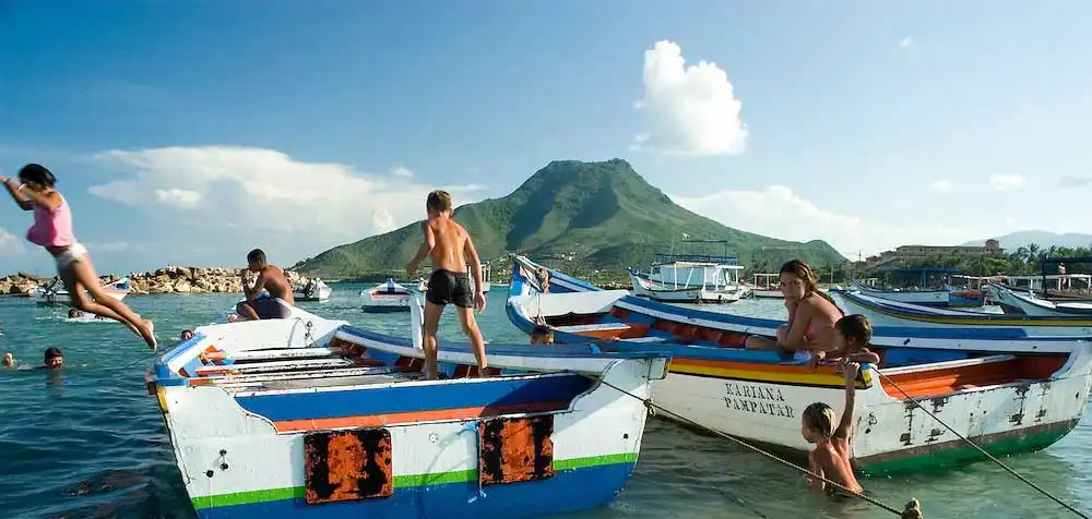 0100 050 Casa Maya Hostel Guesthouse Hotel Playa El Yaque Margarita Island Venezuela eng discover 1000x476 1