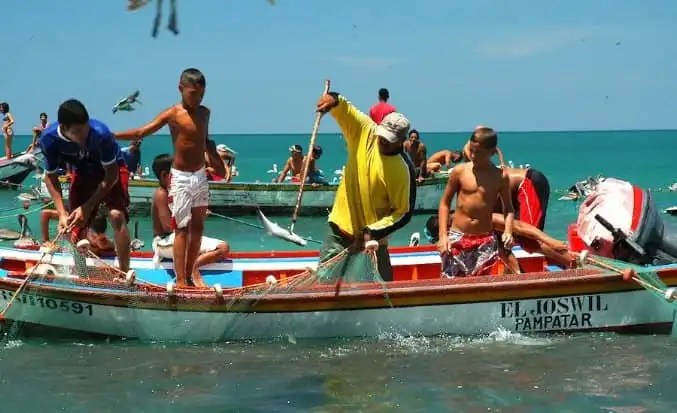 1511-015-Isla-Margarita-Venezuela-pescadores-02-677x413